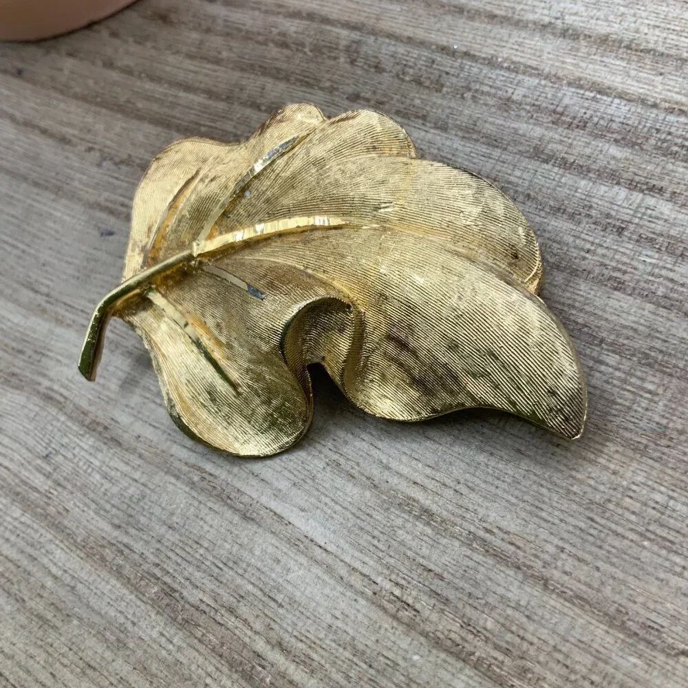 BSK Vintage Brushed Textured Gold Tone Leaf Brooch Pin